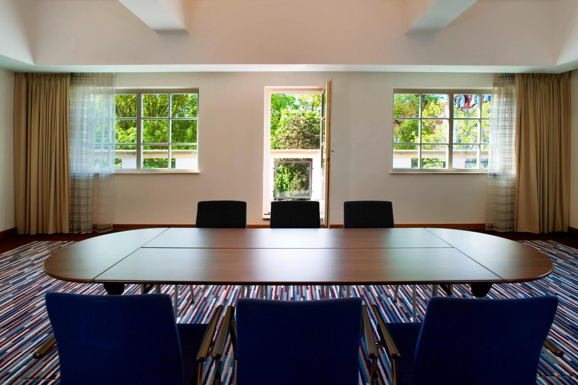 Sheraton Sopot Hotel Εξωτερικό φωτογραφία The boardroom at the Royal Society